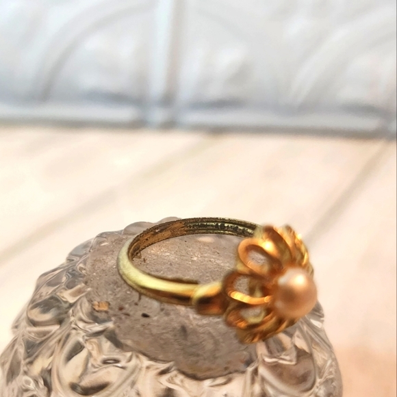 Avon Vintage Gold Tone Faux Pearl Flower Ring - Picture 4 of 5